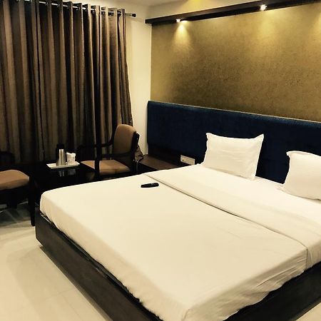 Hotel Comfort Bharuch Екстериор снимка