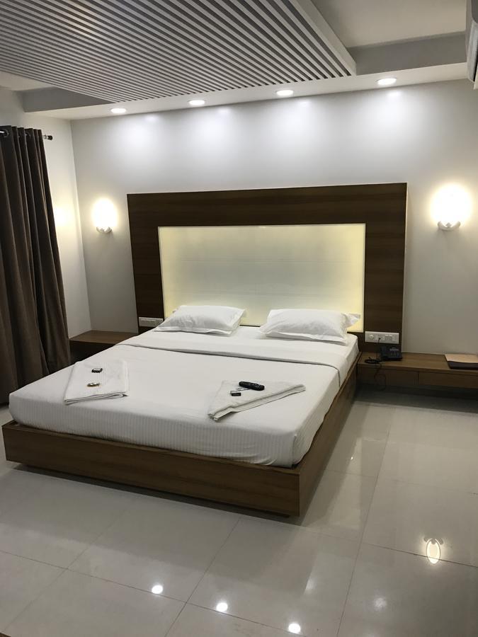 Hotel Comfort Bharuch Екстериор снимка